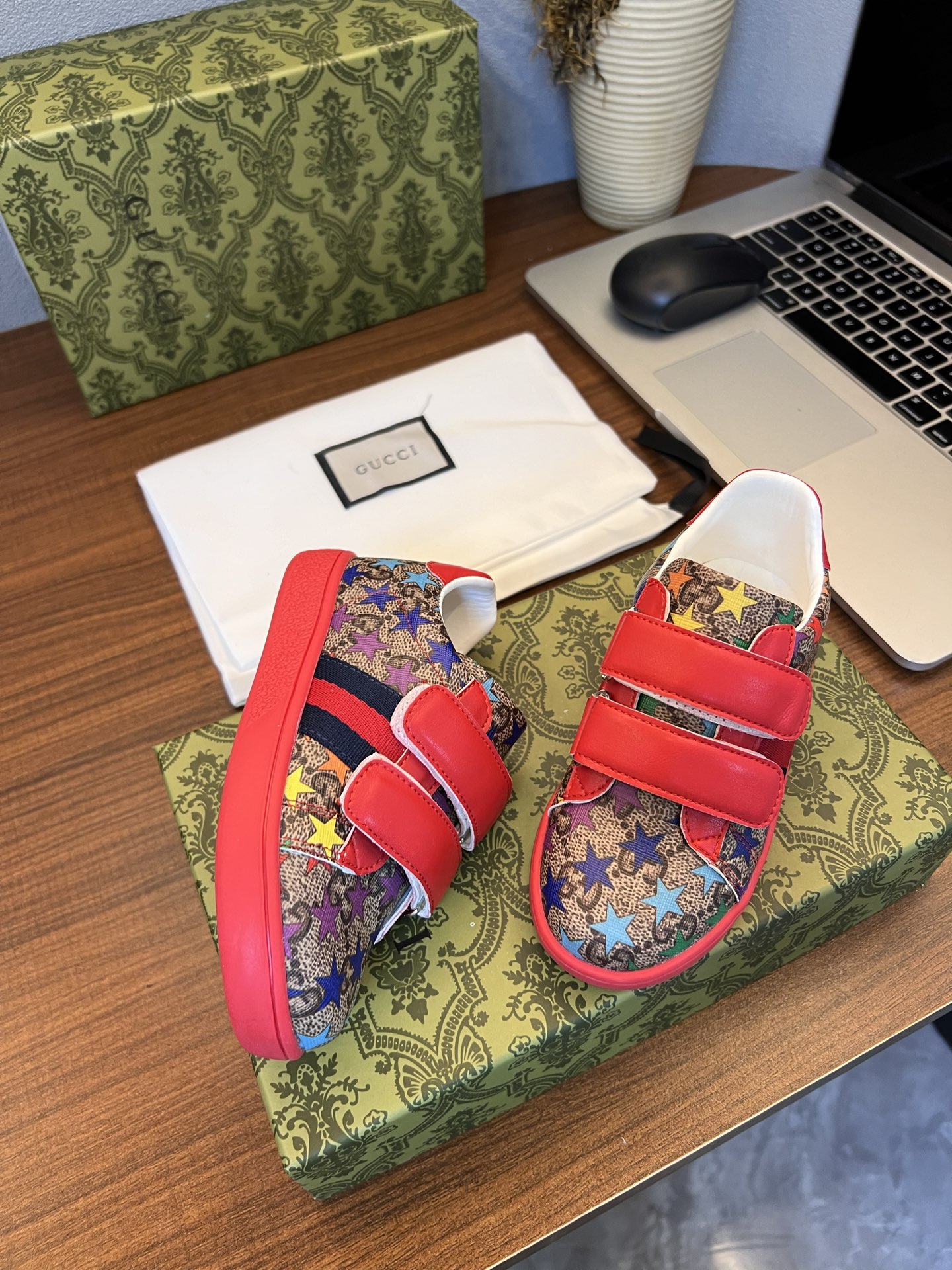 Children's shoes child